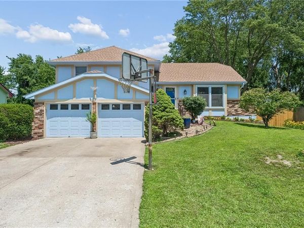 1813 Place Liberte Drive, Liberty, MO 64068