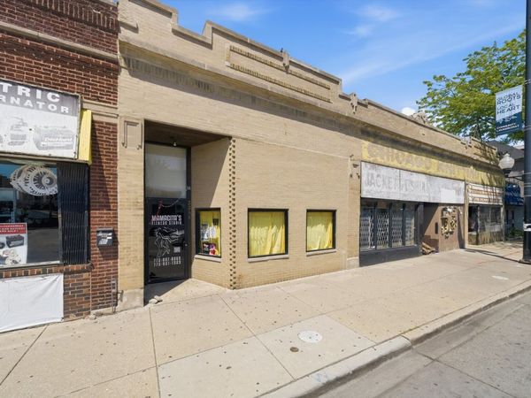 3348 W montrose Avenue , Chicago, IL 60618