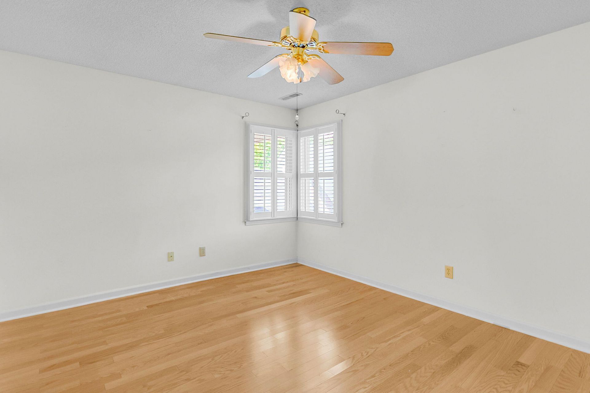 104 Dresden Drive Photo 32