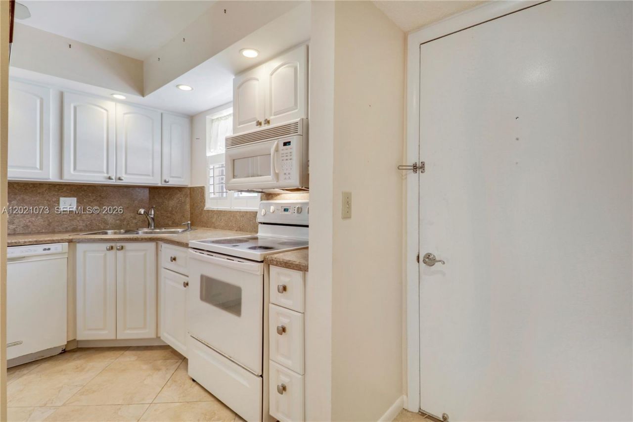 18081 SE Country Club Dr , Unit 13-121, Jupiter, FL 33469 Photo