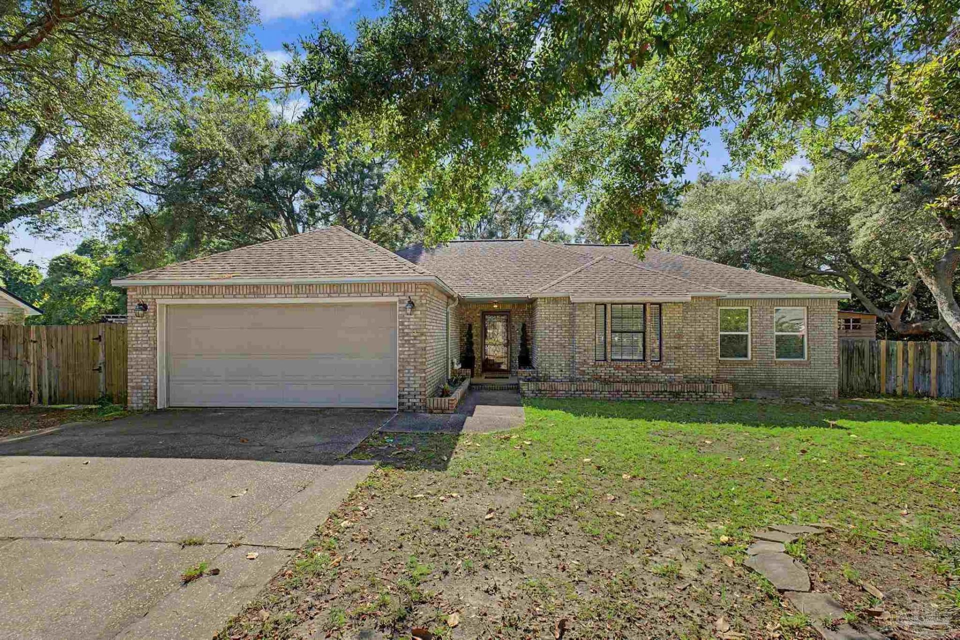 2841 Winners Cir Dr, Navarre, FL 32566 Main Photo