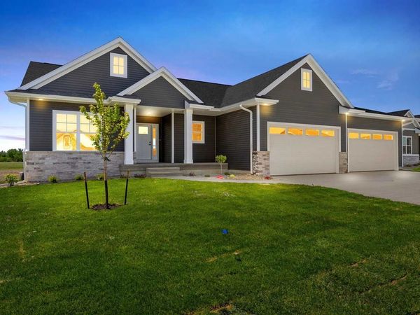 3007 Prairielight Ct, Hiawatha, IA 52233