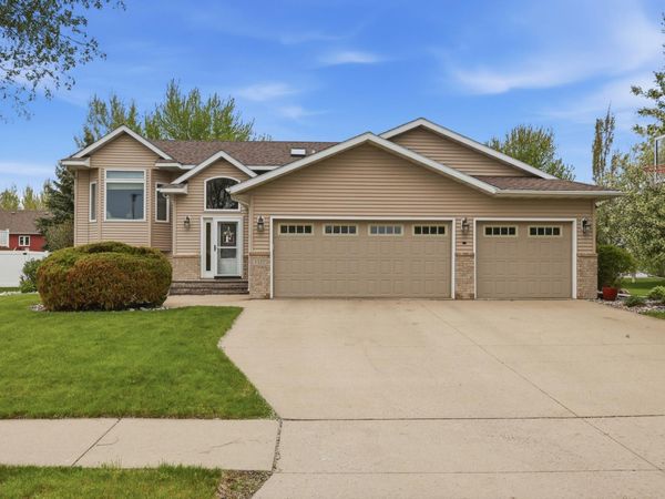 3327 46 Avenue S, Fargo, ND 58104