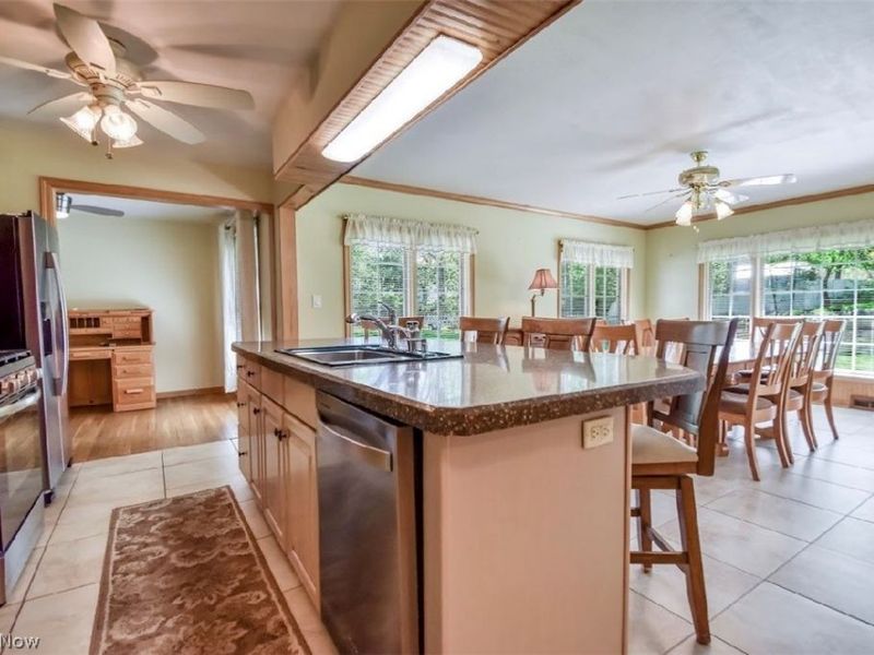 6680 Glenella Drive, Seven Hills, OH 44131 Photo 10