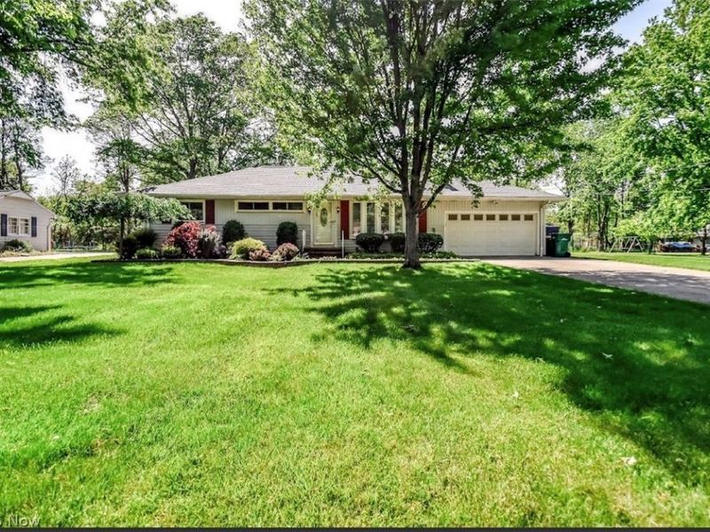 6680 Glenella Drive, Seven Hills, OH 44131 Photo 2