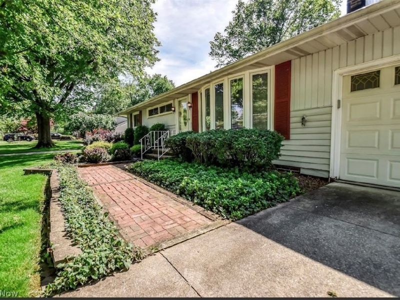 6680 Glenella Drive, Seven Hills, OH 44131 Photo 3