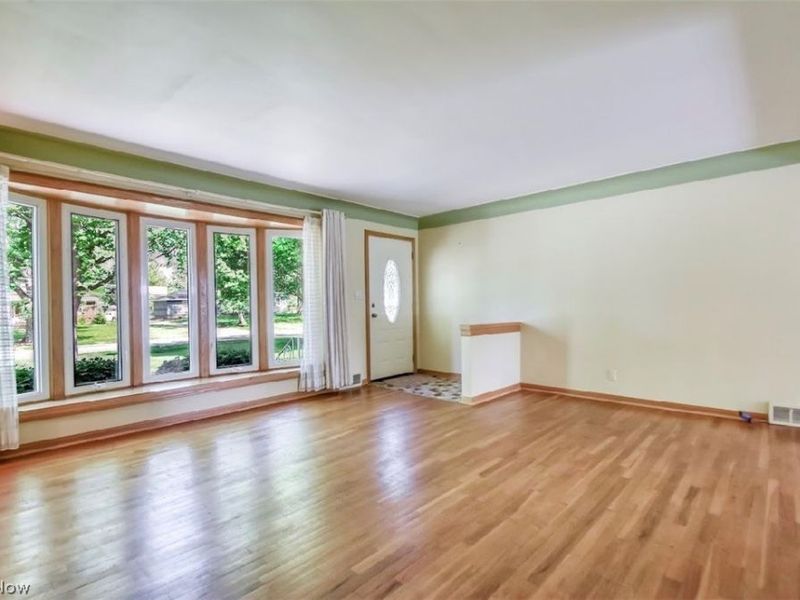 6680 Glenella Drive, Seven Hills, OH 44131 Photo 5