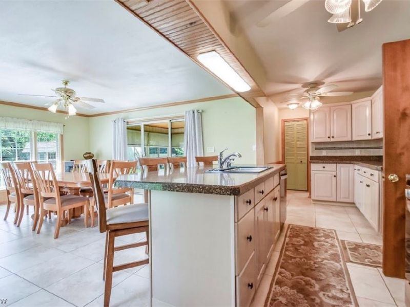 6680 Glenella Drive, Seven Hills, OH 44131 Photo 9
