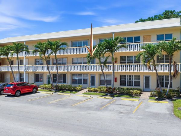 213 Wellington E, West Palm Beach, FL 33417