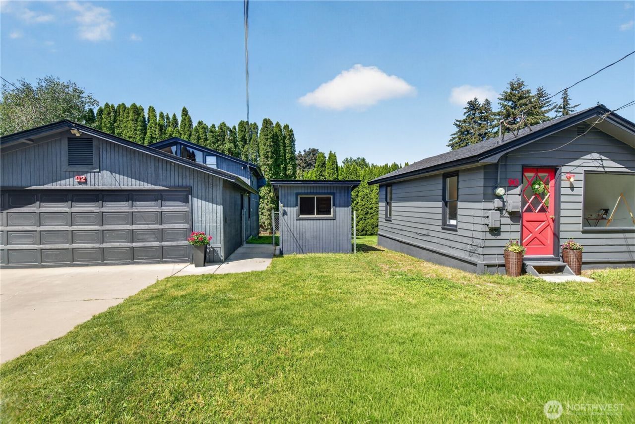 92 S Stark Avenue, East Wenatchee, WA 98802 Main Photo