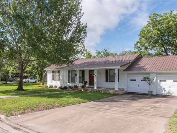 110 Walnut Street , Yoakum, TX 77995