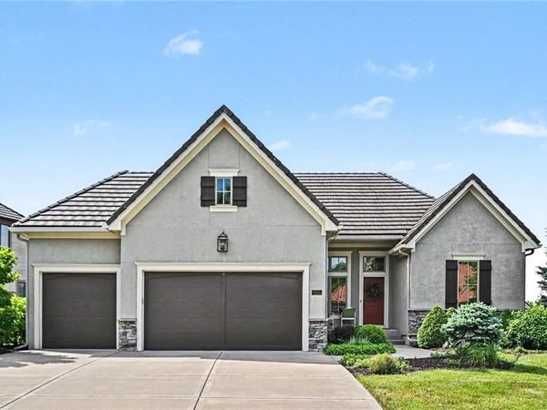 8245 Westlake Drive, Parkville, MO 64152