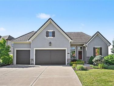 8245 Westlake Drive, Parkville, MO 64152