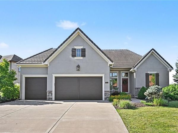 8245 Westlake Drive, Parkville, MO 64152