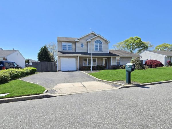 67 Sequoia Way , Holbrook, NY 11741