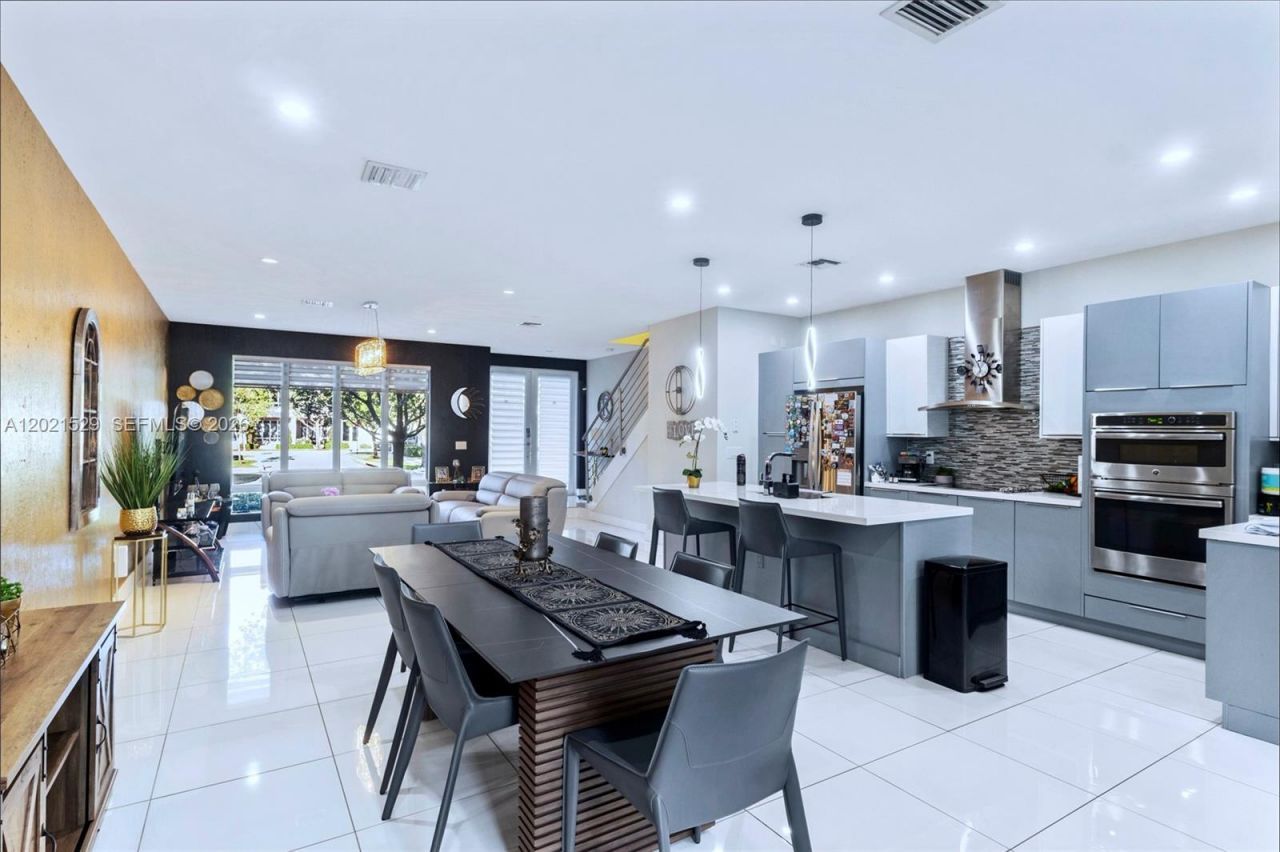 6400 NW 105th Pl , Doral, FL 33178 Photo