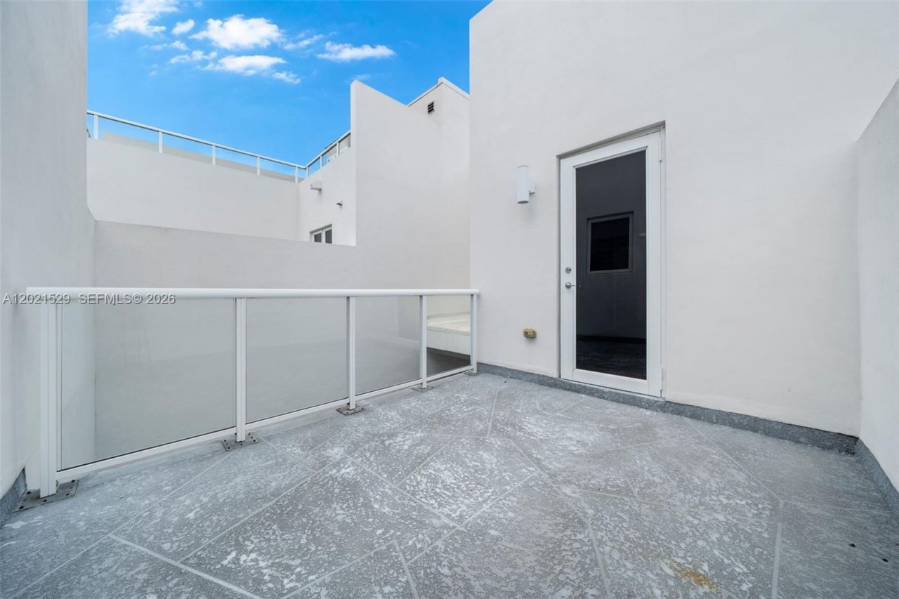 6400 NW 105th Pl , Doral, FL 33178 Photo
