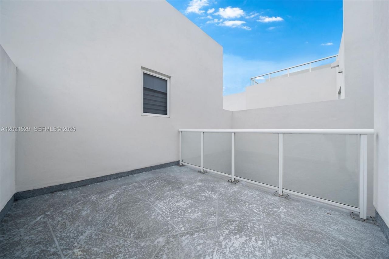 6400 NW 105th Pl , Doral, FL 33178 Photo