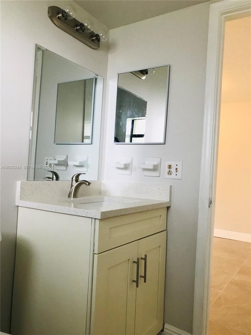 565 NW 100th Pl , Unit 203, Pembroke Pines, FL 33024 Photo