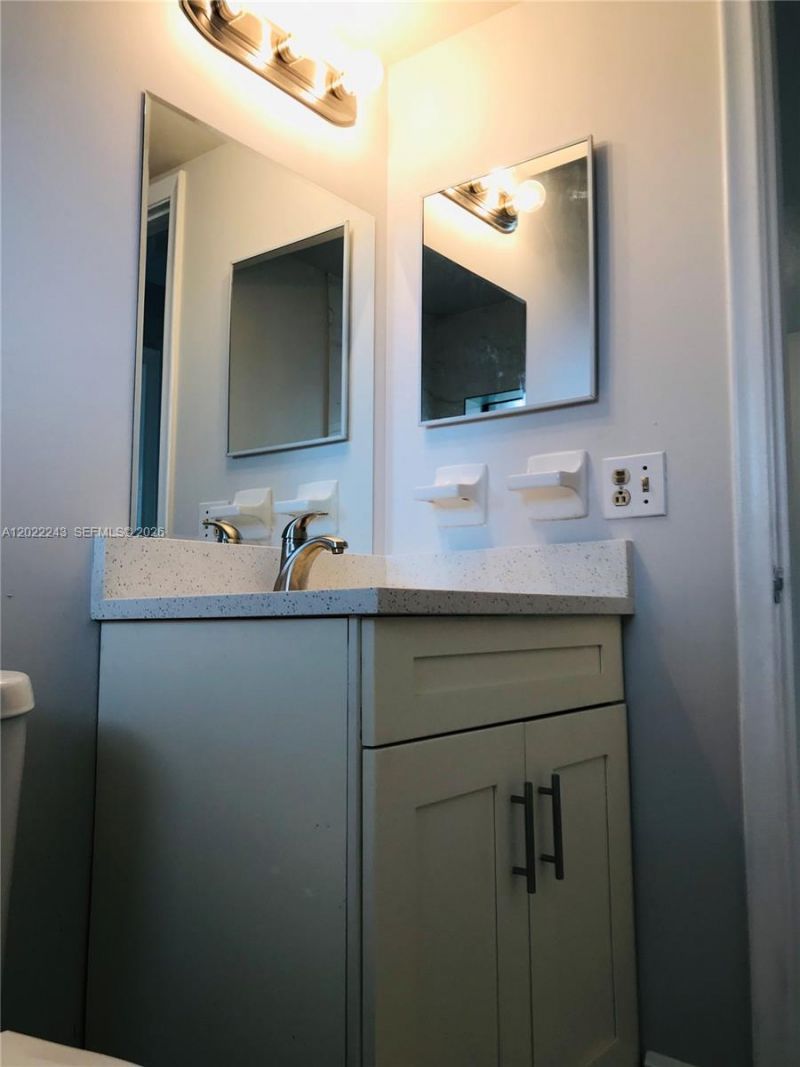 565 NW 100th Pl , Unit 203, Pembroke Pines, FL 33024 Photo