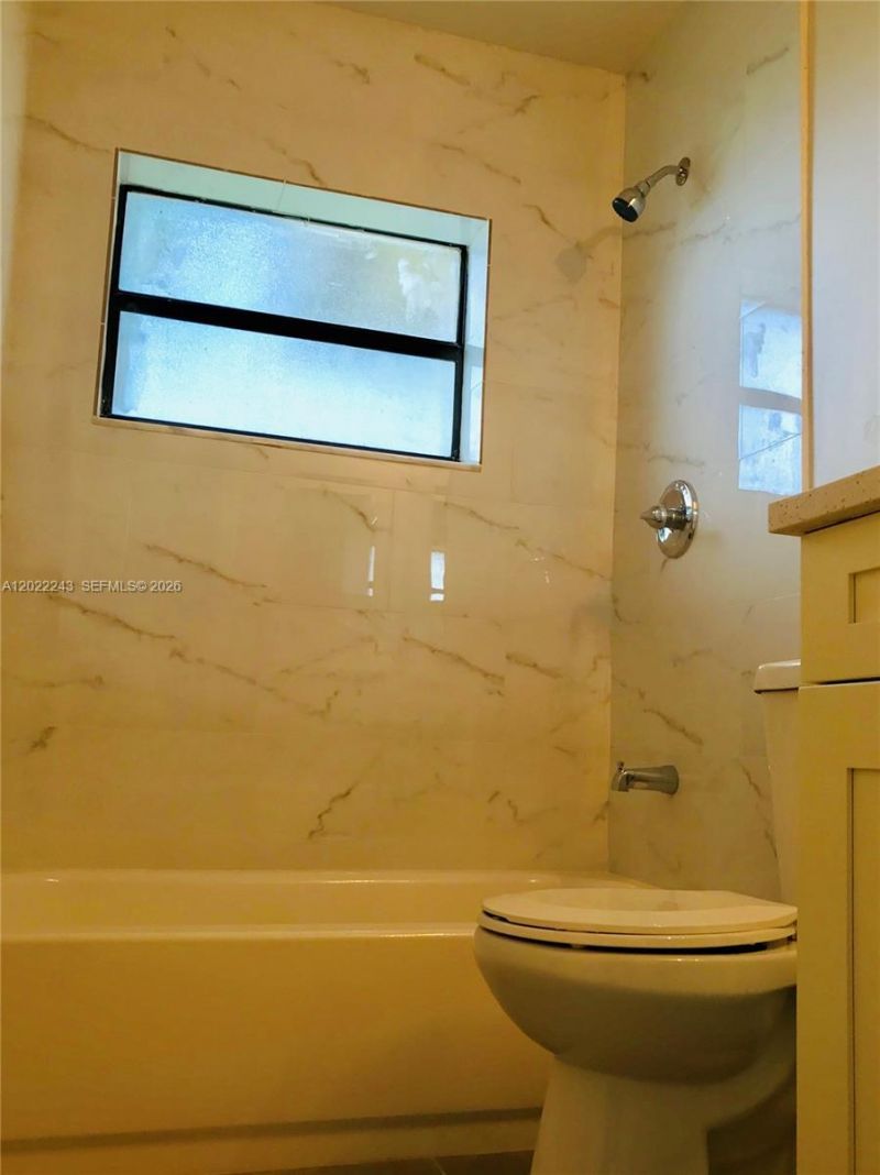 565 NW 100th Pl , Unit 203, Pembroke Pines, FL 33024 Photo