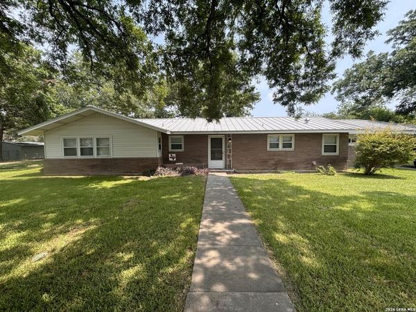 123 W Anglin, Uvalde, TX 78801