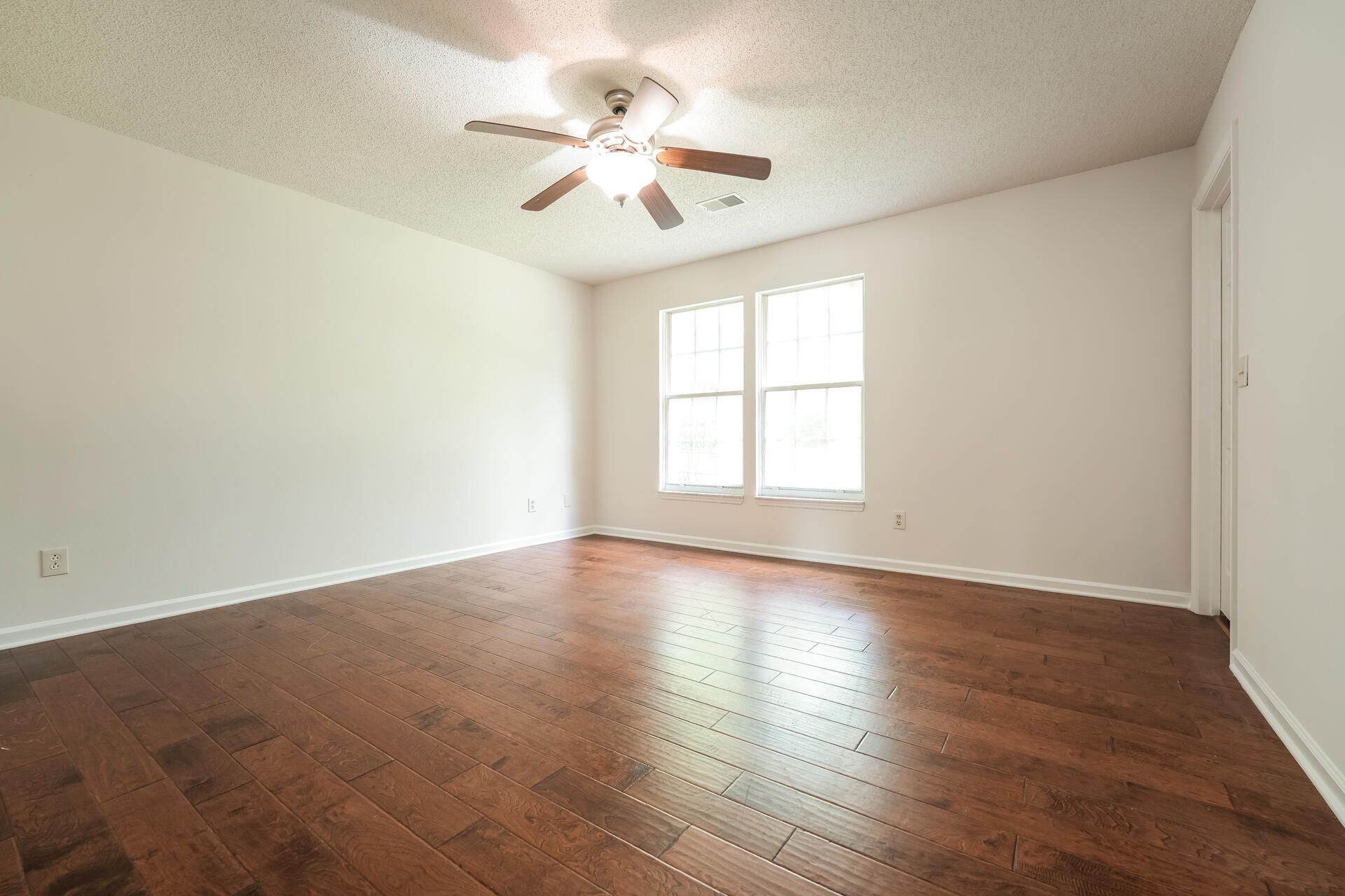 105 Ceaton Court Photo 6