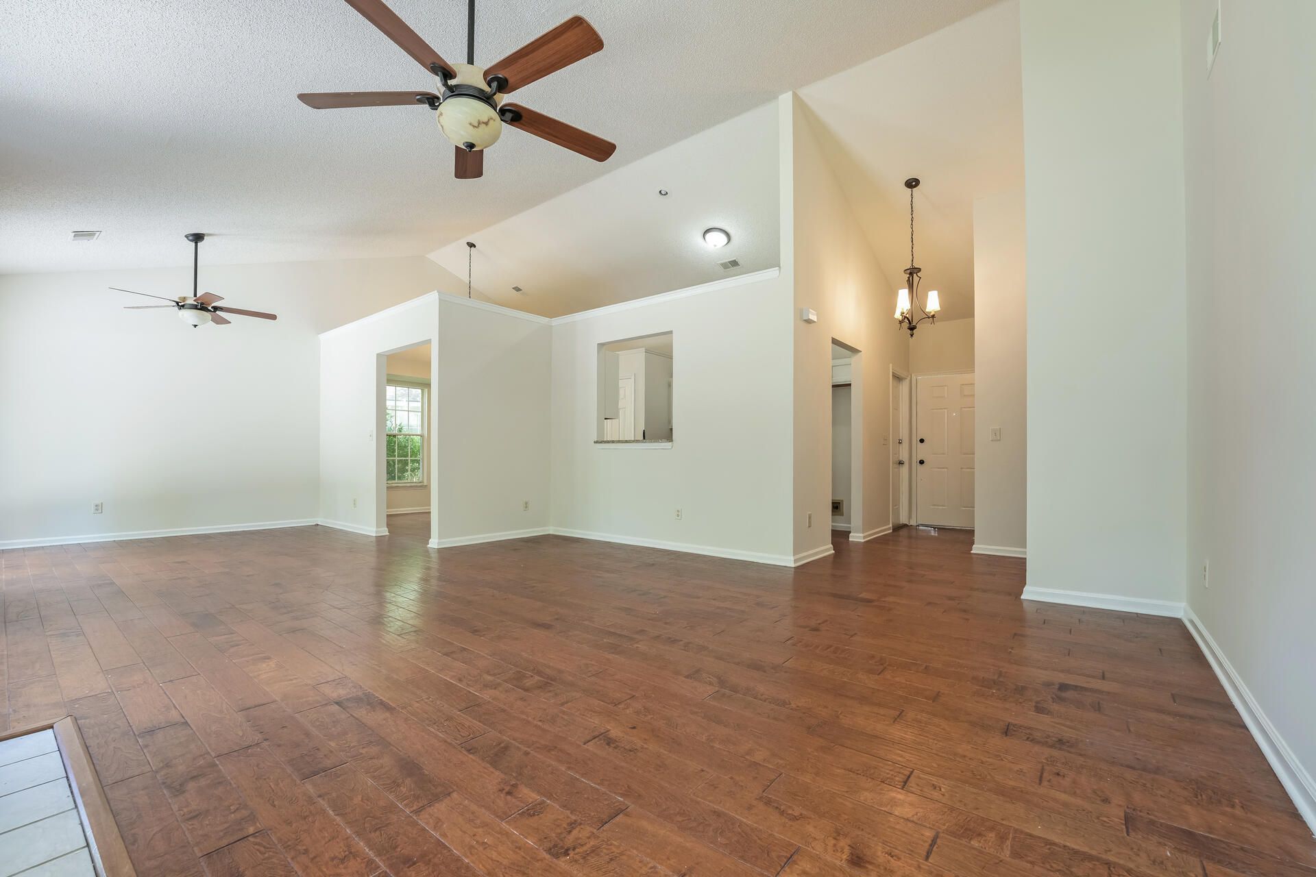 105 Ceaton Court Photo 9