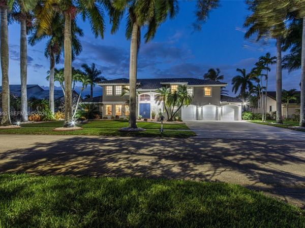 19361 NW 8th St , Pembroke Pines, FL 33029