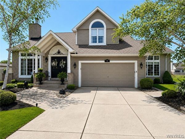 16 Woodstream Circle , Grand Island, NY 14072
