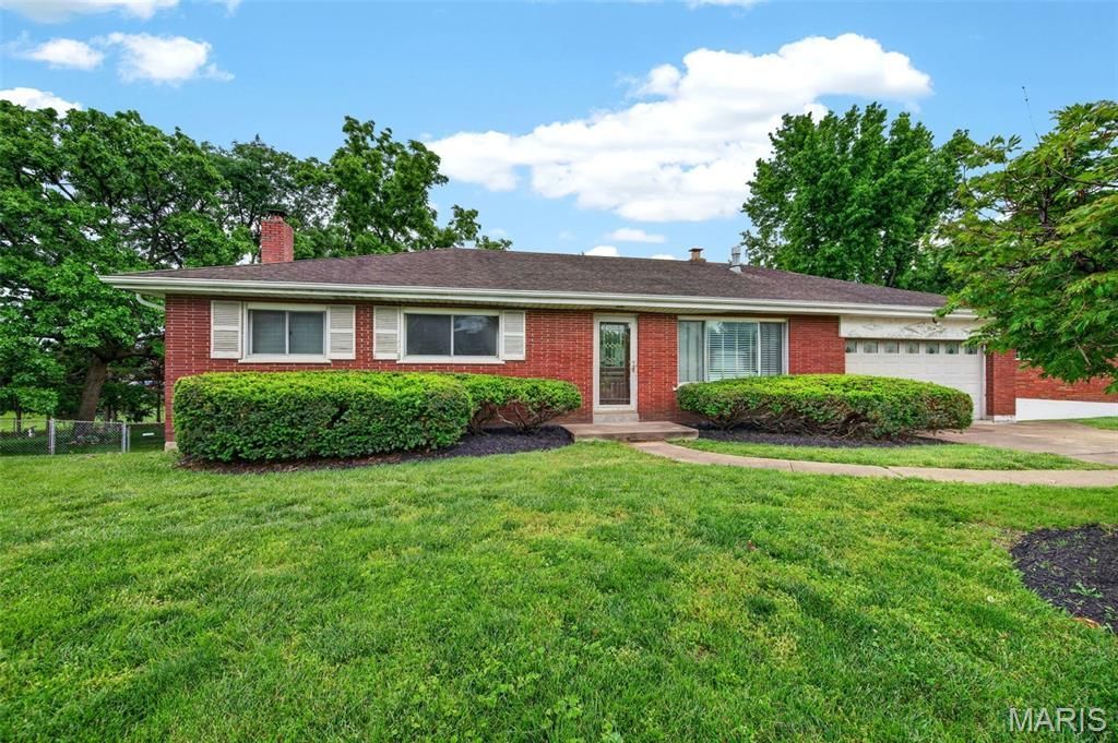 11820 Parklind Drive, Sunset Hills, MO 63127 Main Photo