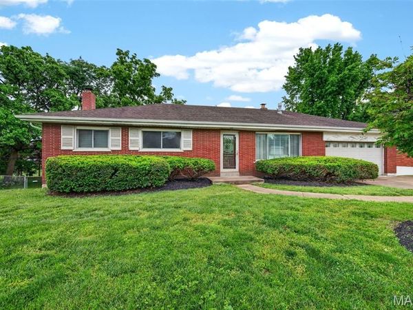 11820 Parklind Drive, Sunset Hills, MO 63127