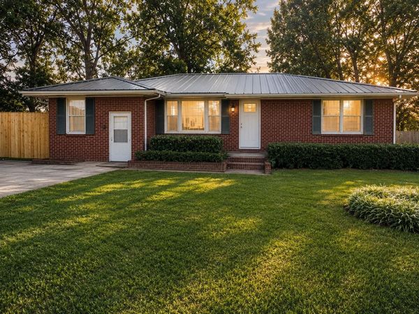101 Monroe Dr, Tuscumbia, AL 35674