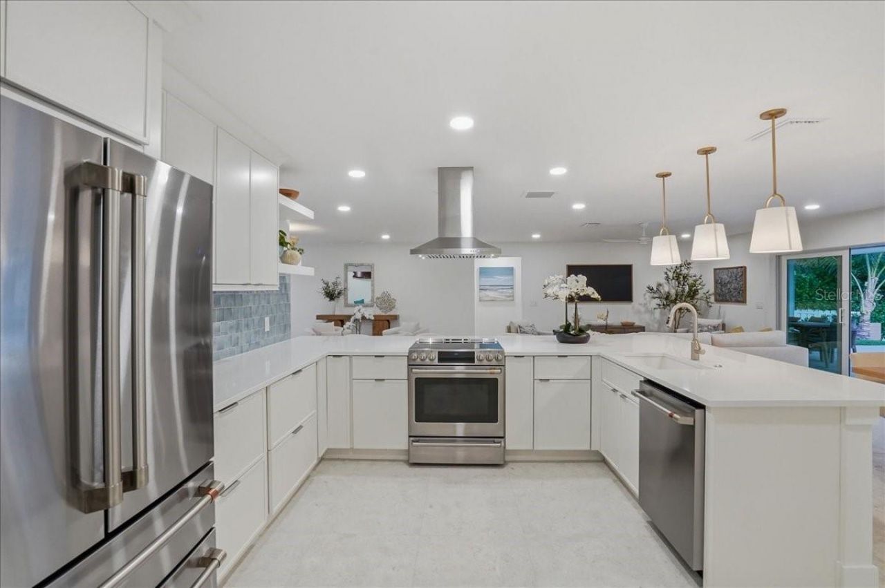 618 Gladstone Lane, Holmes Beach, FL 34217 Photo