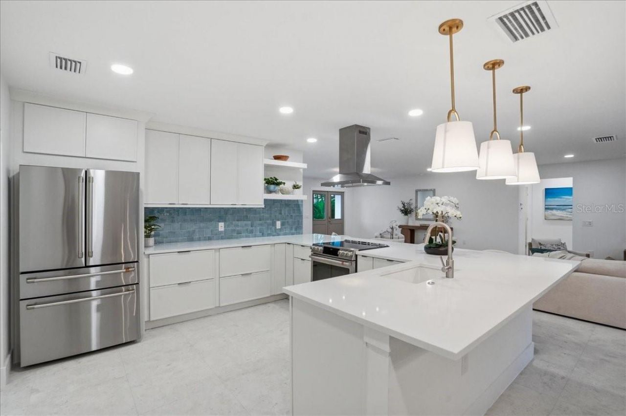 618 Gladstone Lane, Holmes Beach, FL 34217 Photo