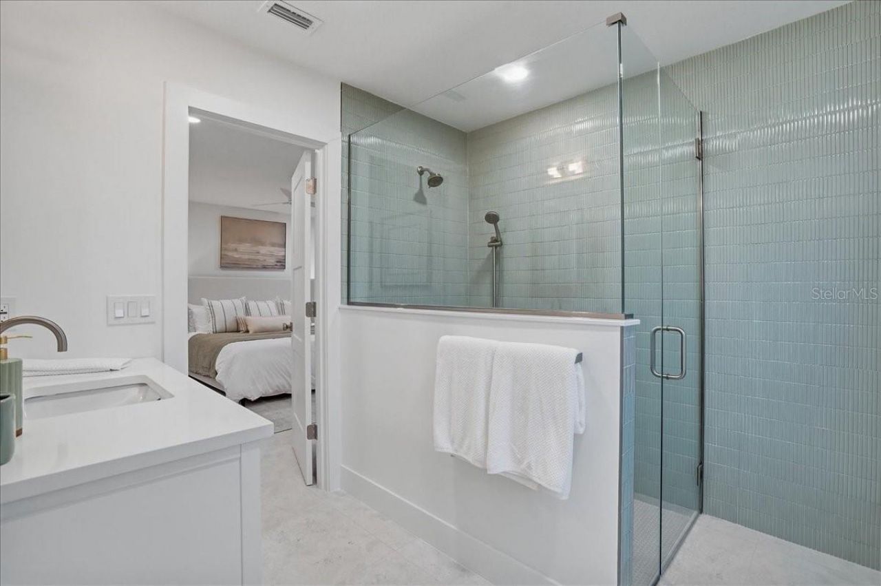 618 Gladstone Lane, Holmes Beach, FL 34217 Photo