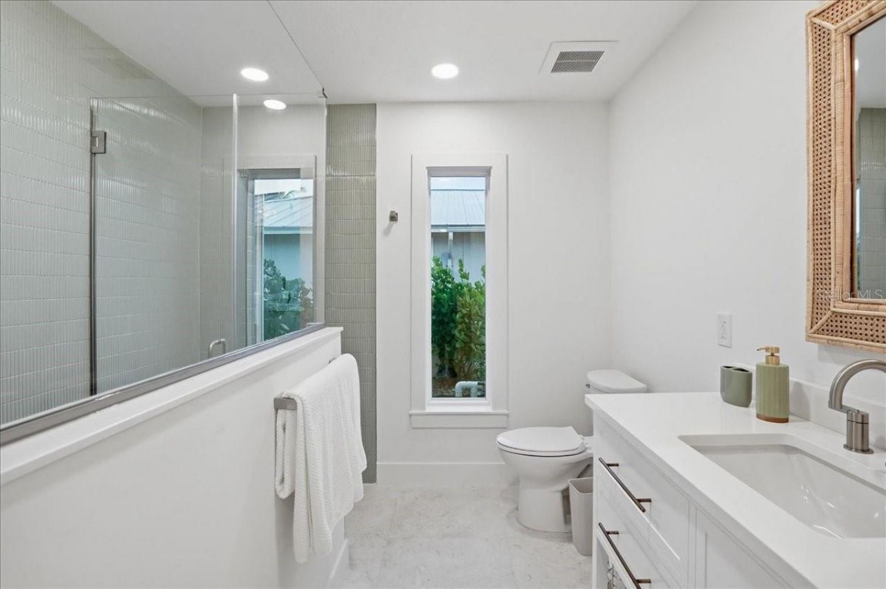 618 Gladstone Lane, Holmes Beach, FL 34217 Photo