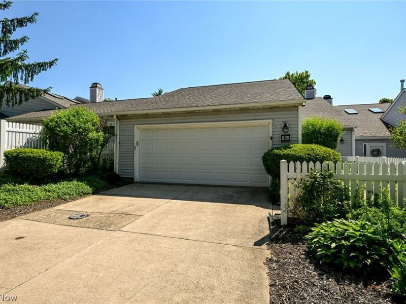 839 Sutton Place, Akron, OH 44313 Photo 2
