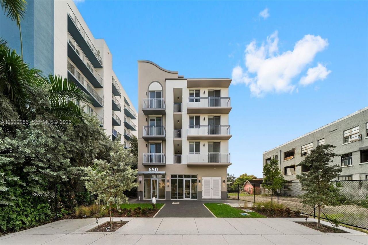650 SW 1st St, Unit 304, Miami, FL 33130 Photo