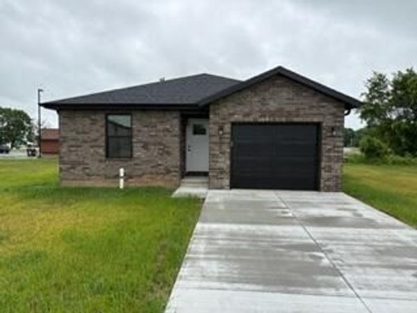 412 N Cherokee Trail , Clever, MO 65631