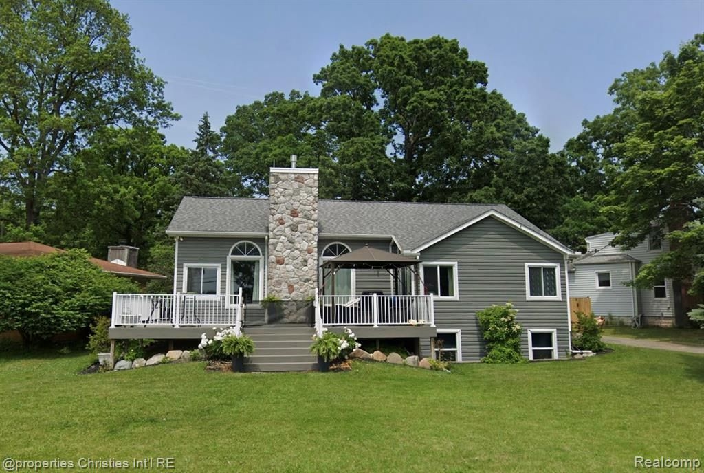 623 Lakeside Drive , Waterford Township, MI 48328 Main Photo