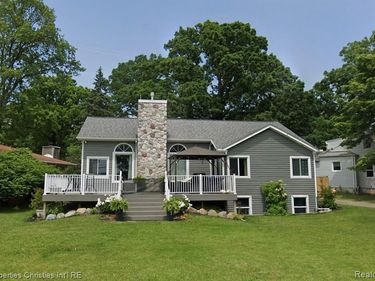 623 Lakeside Drive , Waterford Twp, MI 48328