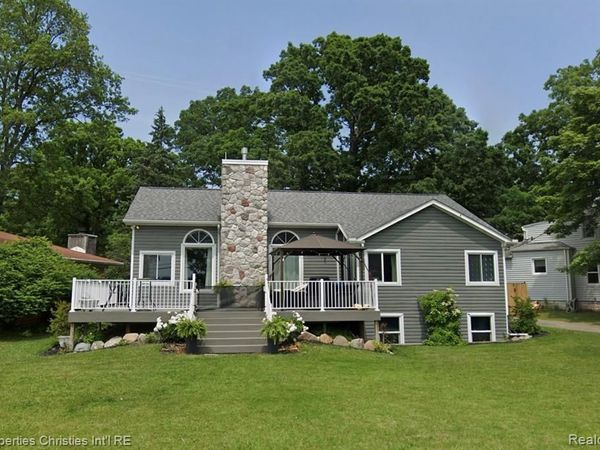 623 Lakeside Drive, Waterford Twp, MI 48328