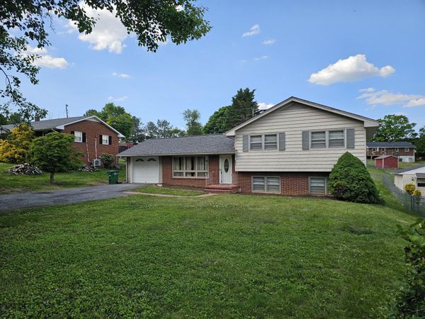 950 McHenry AVE NE, Christiansburg, VA 24073