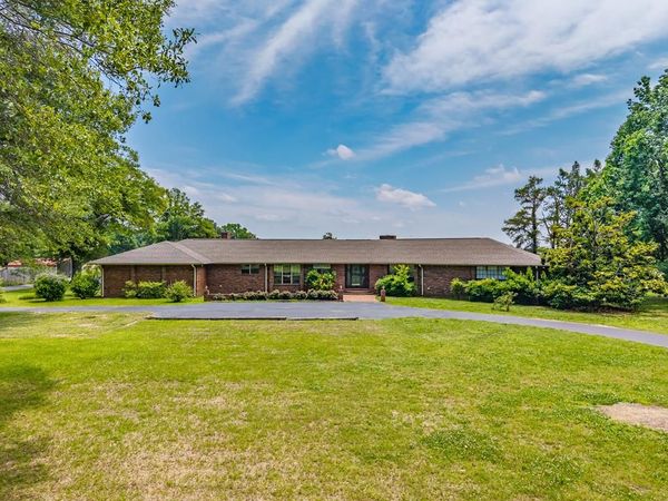 5042 Dummyline Road, Batesville, MS 38606