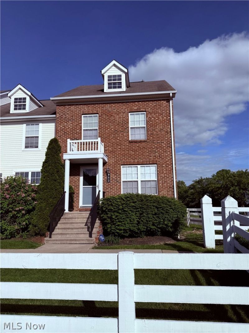 952 Hartford Village Boulevard, Columbus, OH 43228 Main Photo