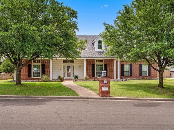 429 W Wall Street , Hewitt, TX 76643