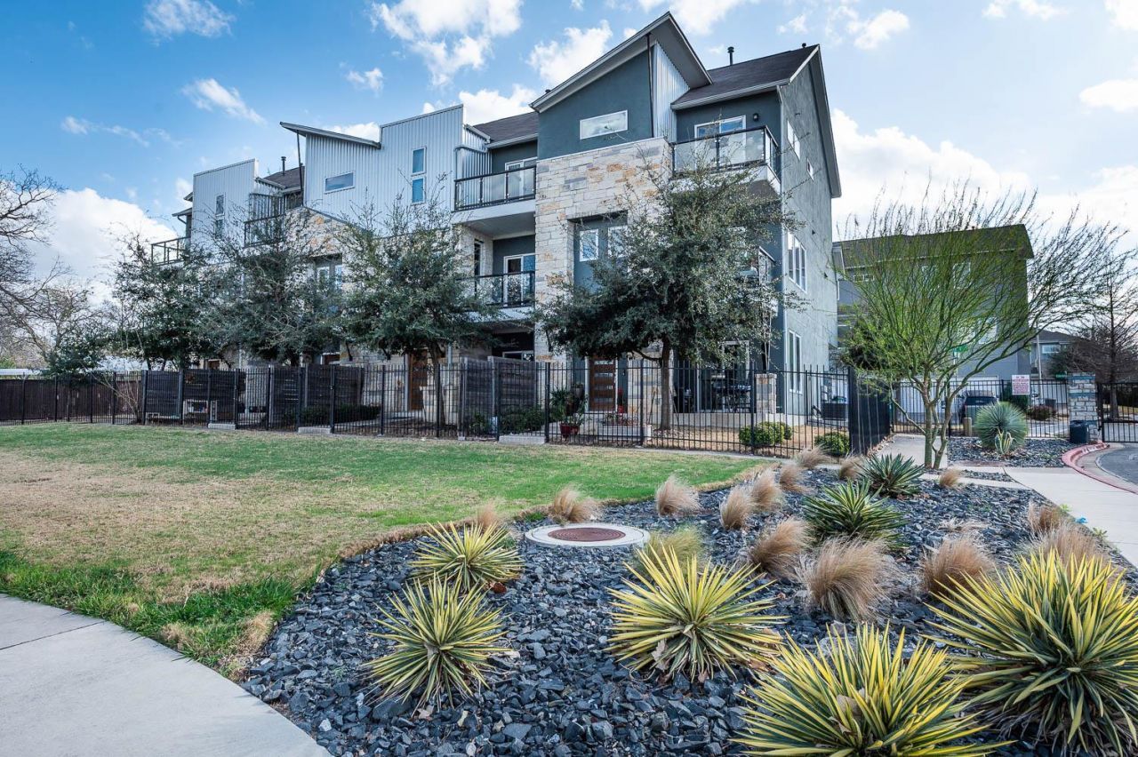 7204 Bassett Ct, Austin, TX 78741 Main Photo