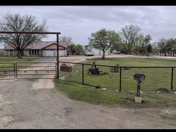 4610 Pfeil Road, Converse, TX 78109