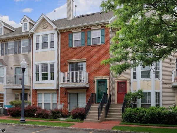 33 Dogwood St, Jersey, NJ 07305